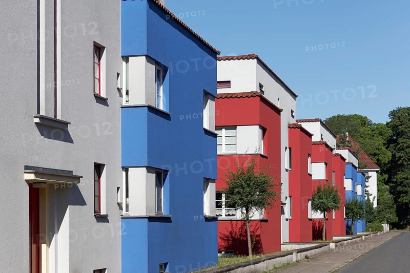 Estate IItalienischer Garten from 1925, residential buildings in cubic design with blue and red façades, Bauhaus architecture, architect Otto Haesler, Celle, Lower Saxony, Germany