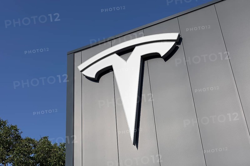 Tesla, logo on modern workshop building, figurative mark without lettering, US car manufacturer for electric cars, Krefeld-Linn, North Rhine-Westphalia, Germany