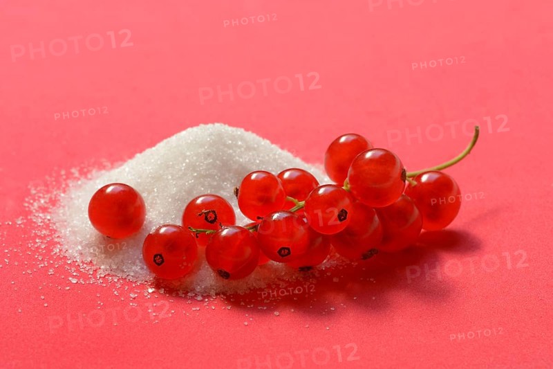 Redcurrants and piles of sugar