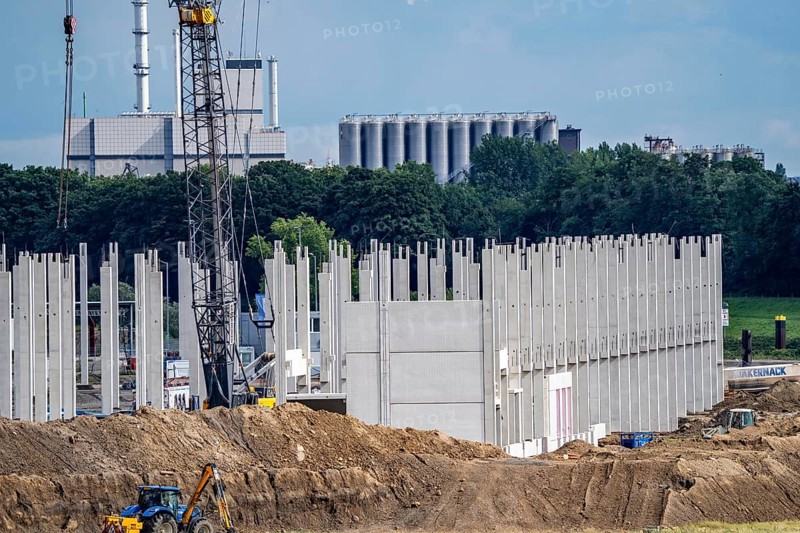 Construction of a new logistics hall on the Mercatroinsel, Hall 2, next to an existing hall, approx. 25, 000 square metres in size, in Duisburg-Ruhrort, shell construction, North Rhine-Westphalia, Germany