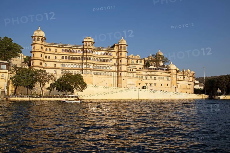 City Palace at Lake Pichola in the evening light, Udaipur, Rajasthan, India
