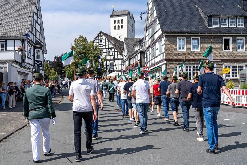 Rifle festival in Bad Fredeburg, in the Sauerland region, marching of the rifle companies in the town, parade, St George's Rifle Brotherhood, 3-day rifle festival, for 193 years, customs in the Hochsauerland district, North Rhine-Westphalia, Germany