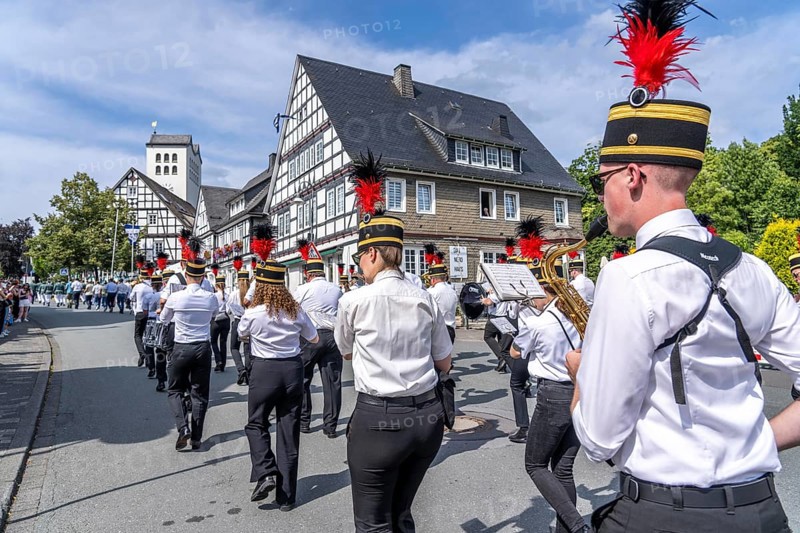 Shooting festival in Bad Fredeburg, in the Sauerland region, marching of the shooting companies in the town, parade, St. Georg shooting fraternity, 3-day shooting festival, for 193 years, marching band, customs in the Hochsauerland district, North Rhine-Westphalia, Germany