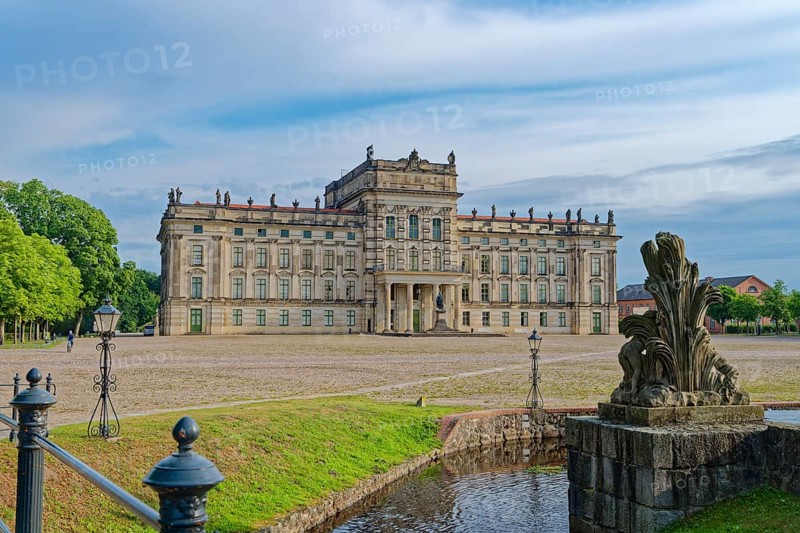 Ludwigslust Palace, built in the Baroque period and characterised by Classicism, with the palace square. In the foreground is the basin, a water basin with cascades and stone figures. Ludwigslust, Mecklenburg-Western Pomerania, Germany