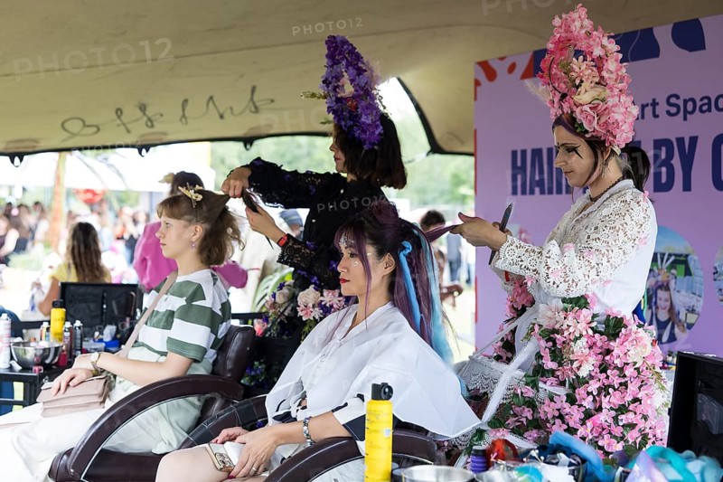 Festival visitors get their hair styled at Fashionpalooza at the Lollapalooza Festival in the Olympiastadion and on the Maifeld, Berlin, 13.07.2025