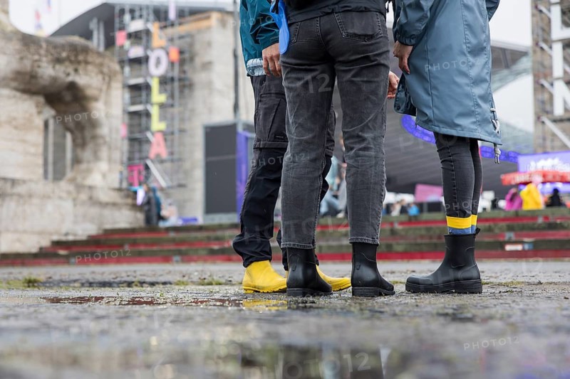 Festival visitors with rubber boots in front of the Olympic Stadium at the Lollapalooza Festival in the Olympic Stadium and on the Maifeld, Berlin, 12.07.2025
