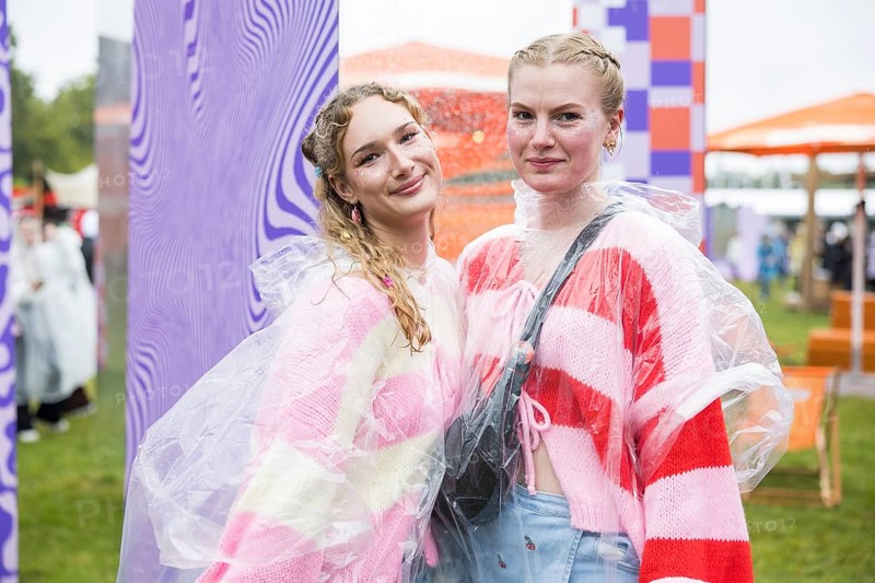 Festival visitors Emily and Celine from Halle at Fashionpalooza at the Lollapalooza Festival in the Olympiastadion and on the Maifeld, Berlin, 12 July 2025