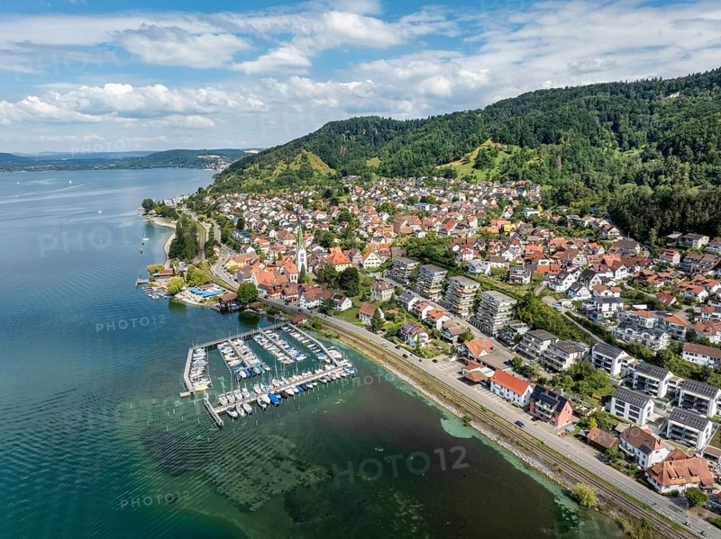 Luftbild von der Ortschaft Sipplingen am Bodensee bei sommerlicher Vegetation, gegenüber der Bodanrück, Bodenseekreis Baden-Württemberg, Deutschland