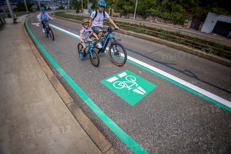 New cycle lane between Stuttgart and Degerloch. A 600 metre cycle lane has been created in the section between Pischekstraße and Geroksruhe. The expansion brings improvements to the main cycle route 41, but removes a lane for cars // 07.07.2025. Stuttgart, Baden-Württemberg, Germany