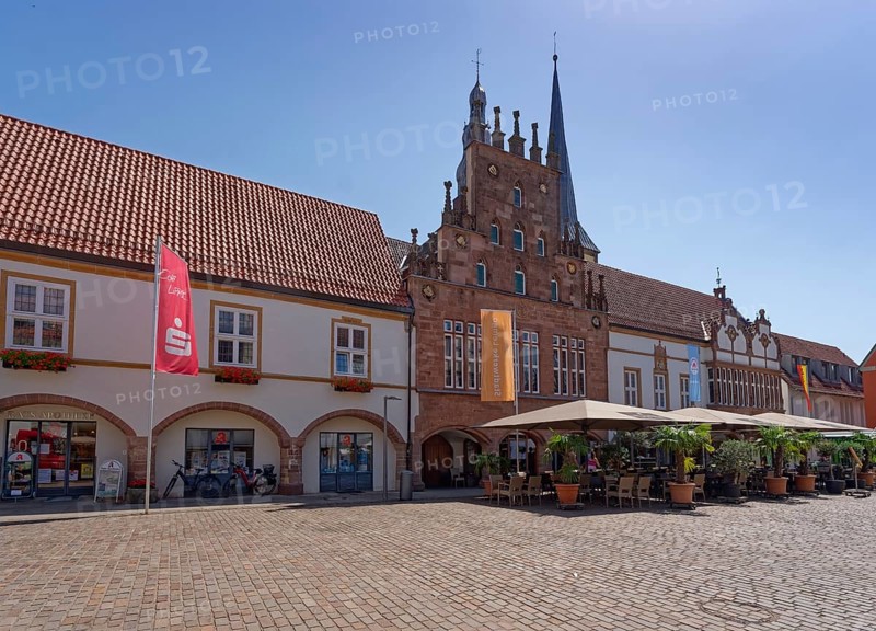Restaurant in front of Lemgo's town hall, located on the market square. The town hall was built over several centuries from 1325 onwards in the Weser Renaissance style. It has been listed by UNESCO as an architectural monument worthy of protection. Lemgo, North Rhine-Westphalia, Germany