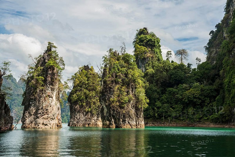 Lake with jungle and rainforest and steep mountains, Cheow Lan Lake, Khao Sok National Park, Phang Nga, Surat Thani, Thailand