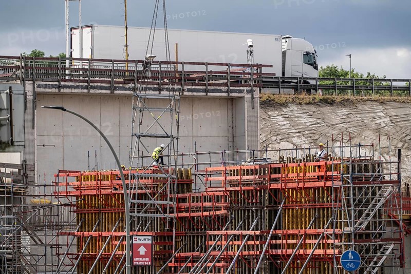 Rhine bridge Duisburg-Neuenkamp, motorway A40, start of construction of the second bridge, bridge piers are erected on the DU-Homberg side of the Rhine, North Rhine-Westphalia, Germany