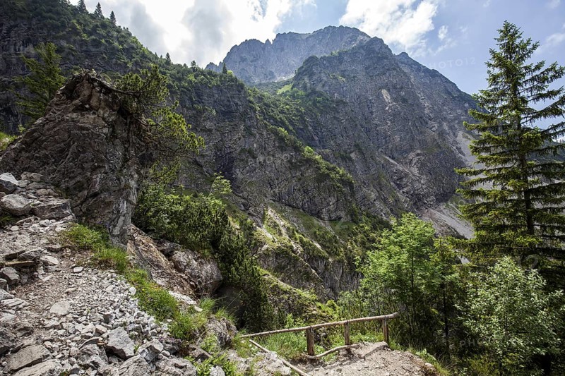 Hiking trail from Gaißalpe to Unterer Gaißalpsee, behind Rubihorn, near Oberstdorf, Oberallgäu, Allgäu Alps, Allgäu, Bavaria, Germany