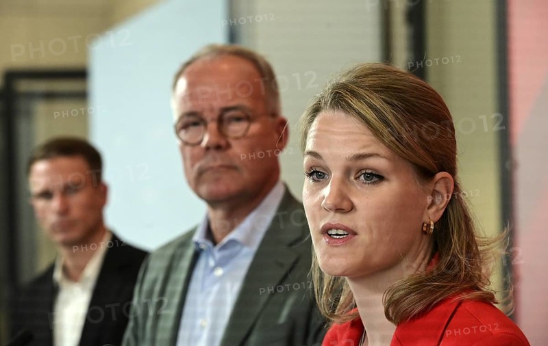Matthias Miersch (centre), Chairman of the SPD parliamentary group, and Sonja Eichwede, one of the deputies, at the press statement in front of the parliamentary group meeting room in the Reichstag