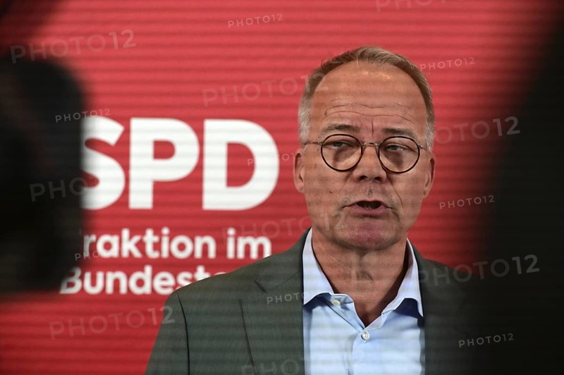 Matthias Miersch, Chairman of the SPD parliamentary group, at the press statement in front of the parliamentary group meeting room in the Reichstag