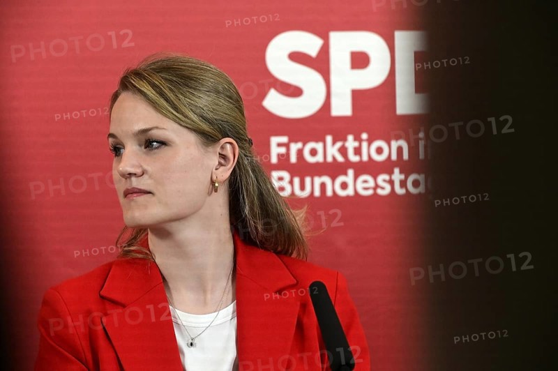 Sonja Eichwede, one of the deputy chairs of the SPD parliamentary group, making a press statement in front of the parliamentary group meeting room in the Reichstag