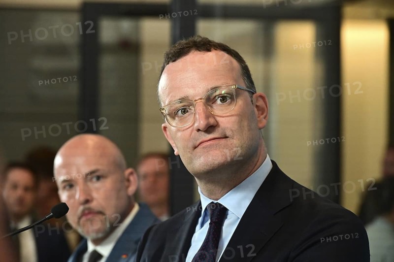 On the right, the chairman of the CDU/CSU parliamentary group, Jens Spahn (CDU), and his deputy Alexander Hoffmann (CSU) at the weekly press statement in front of the parliamentary group meeting room in the Reichstag. This time it was about the expert opinion on the purchase of masks, among other things