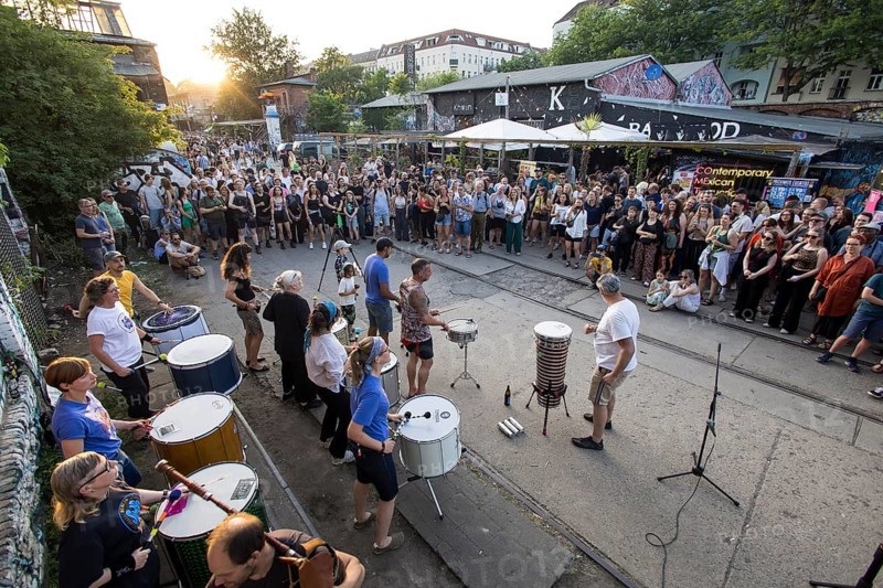 The band Berlin Percussion plays on the RAW grounds as part of the Fête de la Musique. The music event, which originated in France, has been held as a street event on the longest day of the year on 21 June since 1982. The Fête de la Musique has also been held in Berlin since 1995 and is celebrating its 30th anniversary this year. 21.06.2025