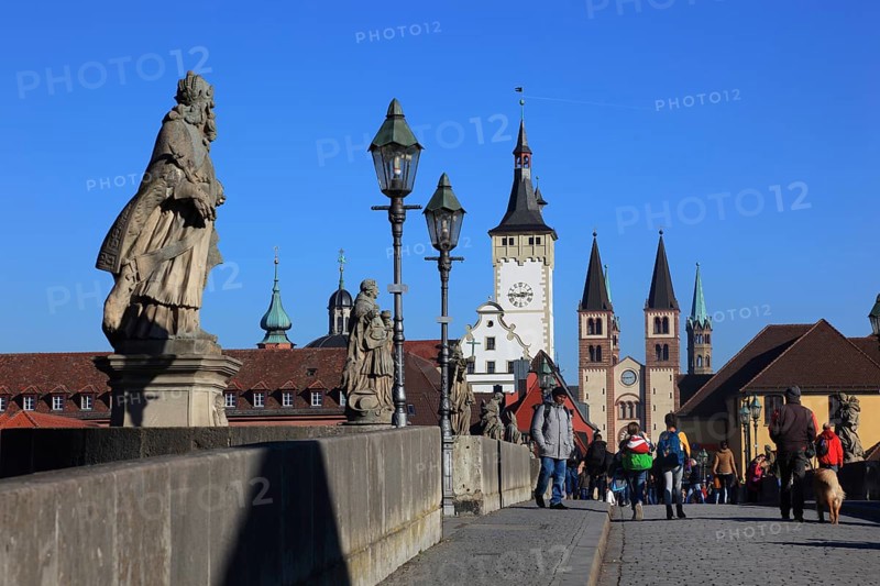 View over the Old Main Bridge to the Grafeneckart and St Kilian's Cathedral, Würzburg, Lower Franconia, Bavaria, Germany