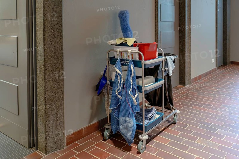 Cleaning trolley with utensils