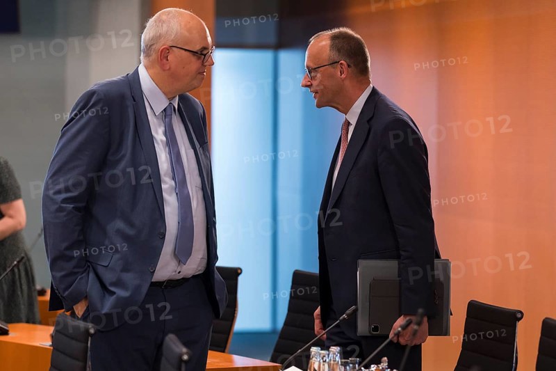 Andreas Bovenschulte (SPD, Mayor of Bremen and President of the Bremen Senate) and Friedrich Merz (CDU, Federal Chancellor) in front of the meeting between Federal Chancellor Friedrich Merz and the heads of government of the federal states in the International Conference Hall of the Federal Chancellery, Berlin, 18 June 2025