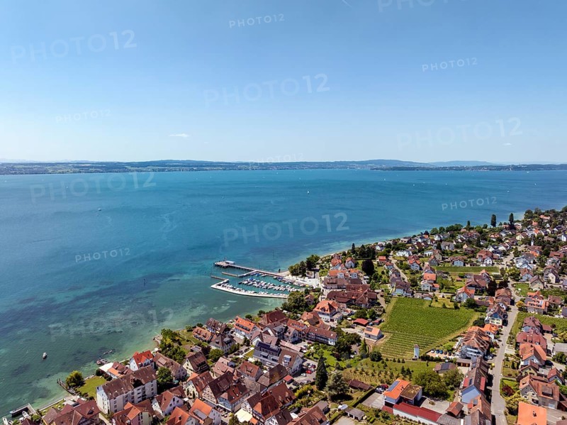 Luftbild von der Bodenseegemeinde Hagnau, Winzerdorf und beliebter Ferienort am Bodensee, mit dem am 23.Mai 2025 eingeweihten, neuen Westhafen, Yachthafen und der Schiffanlegestelle, Bodenseekreis, Baden-Württemberg, Deutschland