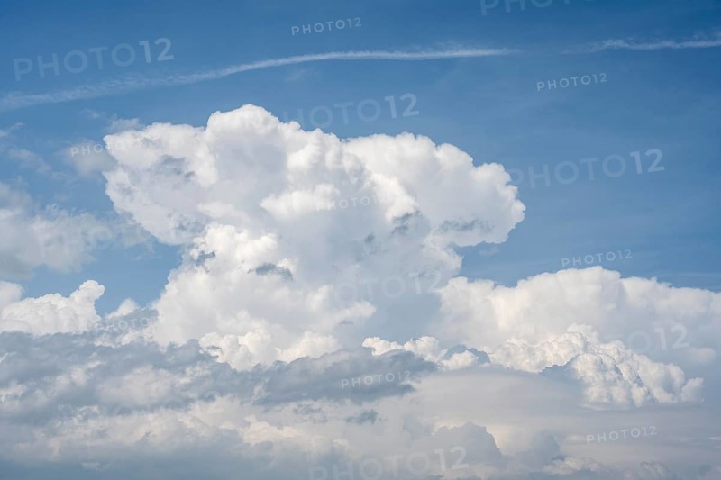 Auftürmende Cumulonimbuswolke, Gewitterwolke, aufziehendes Unwetter mit Hagelsturm über der Schwäbischen Alb, Formatfüllend, Landkreis Sigmaringen, Baden-Württemberg, Deutschland