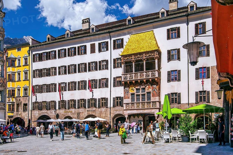 Herzog-Friedrich-Strasse in the historic city centre with the Golden Roof, Innsbruck, Inntal, Tyrolean Alps, Tyrol, Austria