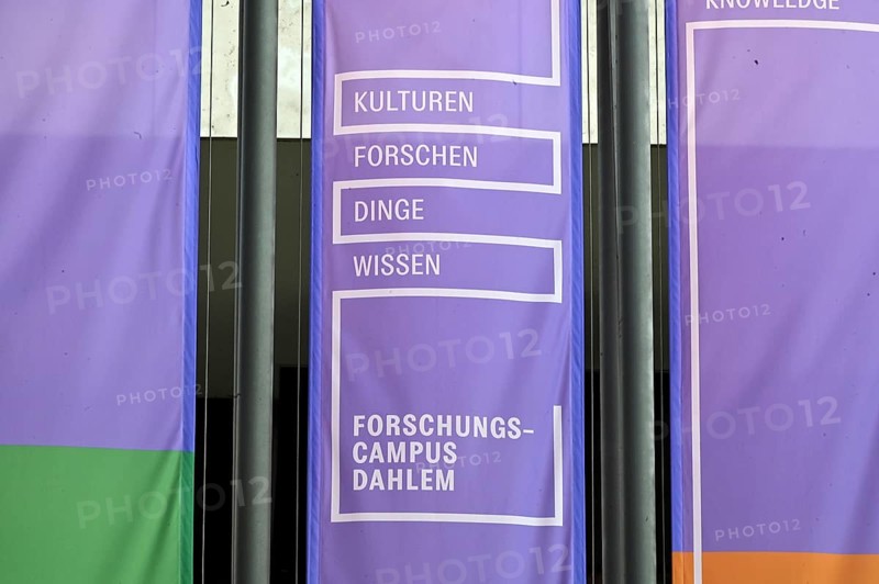 The Dahlem Research Campus is the name given to the scientific and academic institutions and museums surrounding the Freie Universität Berlin, which is located in the south-west of Berlin. These banners stand in front of the state museums in Lansstraße