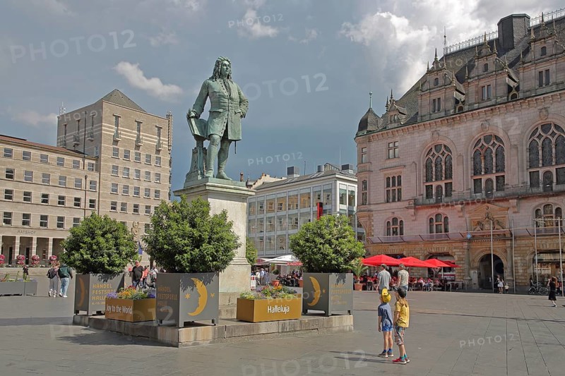 Sculpture Handel Monument by Hermann Heidel 1859, George Frideric Handel, inscription, Hallelujah, hymn of praise, children, spectators, admire, marvel, look at, look up, Ratshof, neo-Gothic town hall, pedestrian zone, Handel Monument, market square, Halle an der Saale, Saxony-Anhalt, Germany