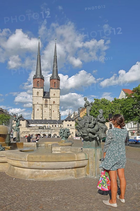 Late Gothic Market Church of Our Lady and Göbel Fountain by Bernd Göbel 1999, tourist, photograph, pedestrian, fountain, bronze sculpture, modern art, landmark, Hallplatz, Halle an der Saale, Saxony-Anhalt, Germany