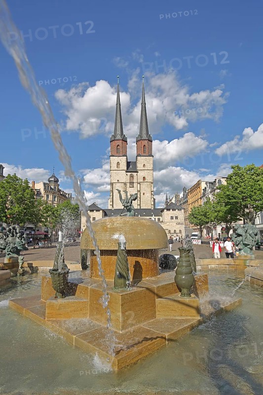 Late Gothic Market Church of Our Lady and Göbel Fountain by Bernd Göbel 1999, water jet, water features, bronze sculptures, modern art, landmark, pedestrian, Hallplatz, Halle an der Saale, Saxony-Anhalt, Germany