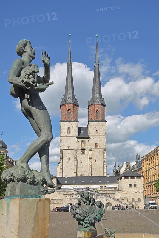 Late Gothic Market Church of Our Lady and Göbel Fountain by Bernd Göbel 1999, water jet, water feature, bronze sculpture, modern art, landmark, Hallplatz, Halle an der Saale, Saxony-Anhalt, Germany