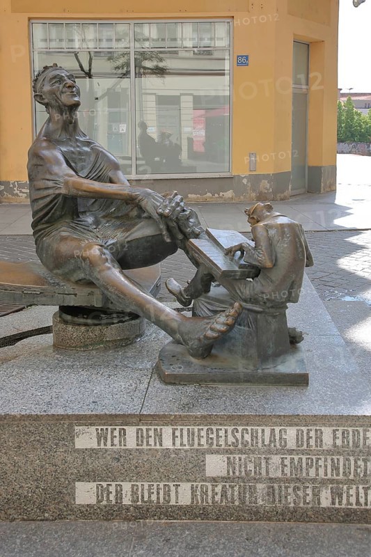 Sculpture Zither-Reinhold alias Reinhold Lohse by Wolfgang Dreysse 2001, street musician and original, inscription, slogan, Halle an der Saale, Saxony-Anhalt, Germany