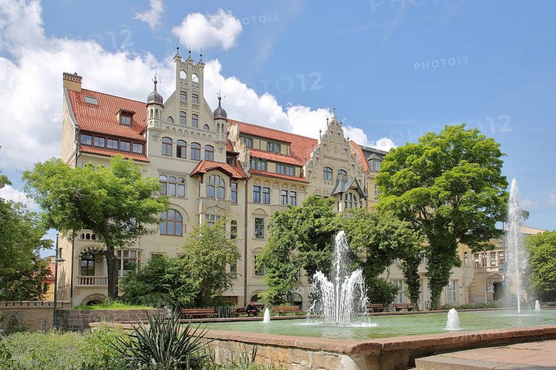 Historic villa on Curie-Platz, park with fountain, Joliot-Curie-Platz, Halle an der Saale, Saxony-Anhalt, Germany