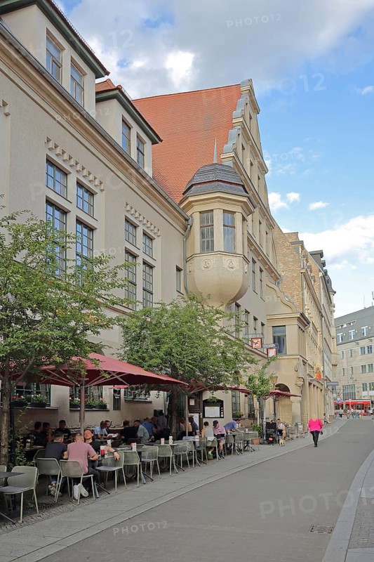 Historic street pub with people, building with bay window, Große Nikolaistraße, Halle an der Saale, Saxony-Anhalt, Germany
