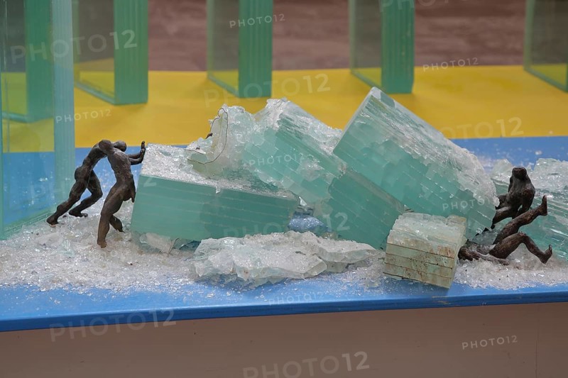 Sculpture un-be-greif-bar by Roland Lindner 2022, incomprehensible, unimaginable, not possible, modern art, small figures, armoured glass, thick panes of glass, broken glass, shards of glass, splinters, destruction, destroy, break, defective, devastation, fragments, strength, small figures, interior view, inside, interior shot, St. Wenceslas, town church, Saale, Naumburg, Saxony-Anhalt, Germany