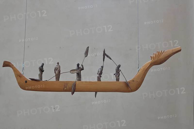 Sculpture Boat by Roland Lindner 2015, modern art, five standing paddling figures in a rowing boat, hanging down, floating, hanging, suspended, paddling, interior view, St. Wenceslas, town church, Saale, Naumburg, Saxony-Anhalt, Germany