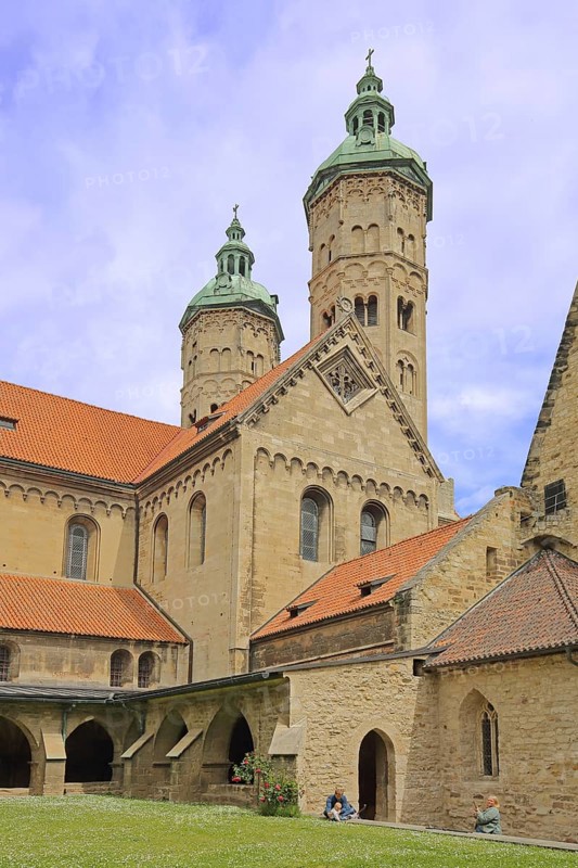 Late Romanesque UNESCO Cathedral of St Peter and St Paul with twin towers, inner courtyard with cloister, landmark, Saale, Naumburg, Romanesque Road, Saxony-Anhalt, Germany