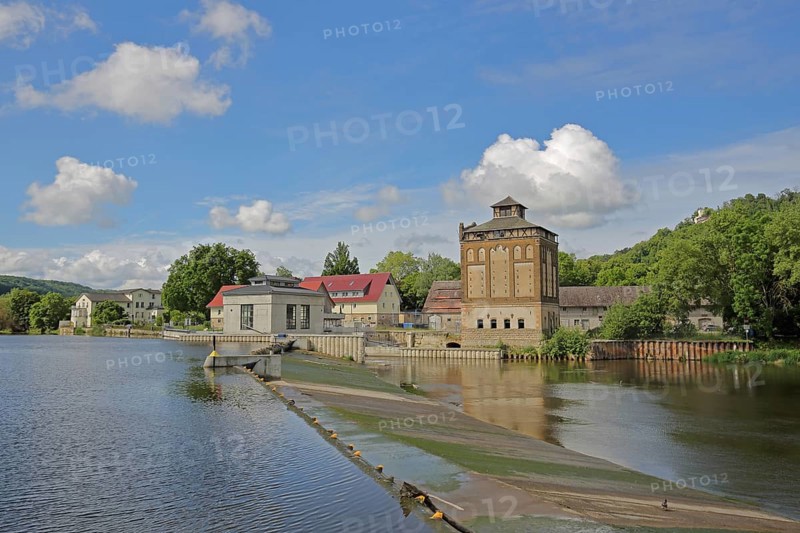 Barrage on the Saale, bank with houses, weir, Saale valley, Bad Kösen, Saale, Naumburg, Saxony-Anhalt, Germany