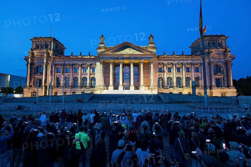 To mark the 30th anniversary of the wrapping of the Reichstag by Christo and Jeanne-Claude from 24 June to 7 July 1995, the fabric panels will be projected onto the Reichstag building as a tribute, Berlin, 09.06.2025