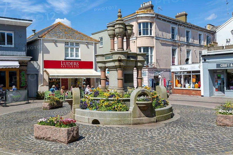 Luders patisserie at The Triangle in town centre of Teignmouth, south Devon, England, UK