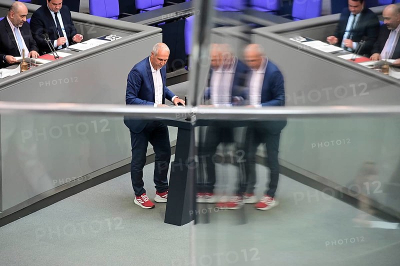 Christoph Schmidt (SPD) speaks on the Gaza war item on the agenda of the eleventh session of the Bundestag