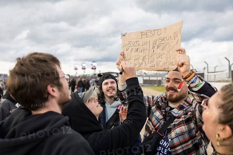 Marian from Braunschweig has a vote on the colour of pesto (red vs. green) at the Rock am Ring Festival on Sunday, Nürburgring race track race track, 08.06.2025