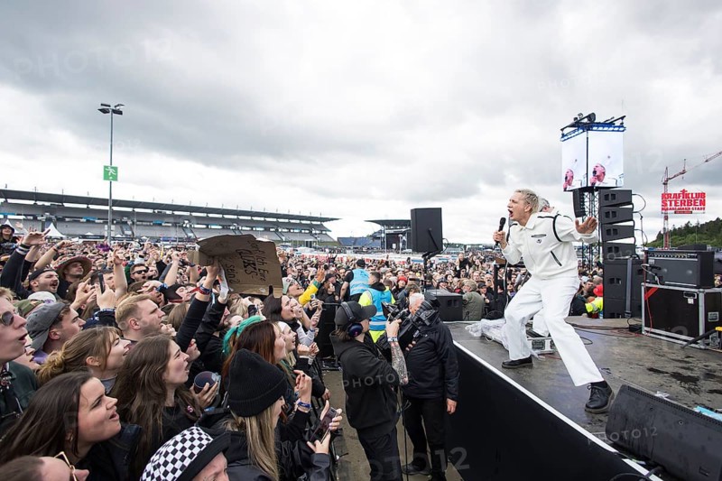 Felix Brummer (Felix Kummer), singer of Kraftklub at a secret gig of the band at the Rock am Ring Festival on Saturday, Nürburgring race track race track, 07.06.2025