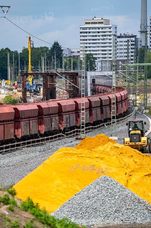 Reconstruction, extension of the Emmerich-Oberhausen railway line, three tracks, including 47 new or adapted bridges, here the new construction of railway bridges over the Lippe near Wesel, currently only 1 track in operation, goods train, the old bridges are replaced by new ones, extension of the Dutch Betuwe line from the port of Rotterdam, part of the European freight transport corridor Rotterdam-Genoa, 1300 KM long, Wesel, North Rhine-Westphalia, Germany