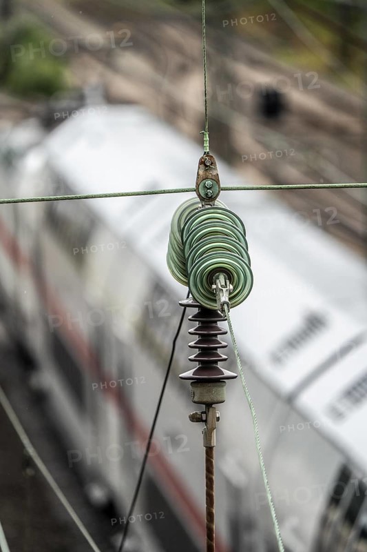 Traction current, overhead line, detail, tensioning of current-carrying lines, insulators, power supply to trains