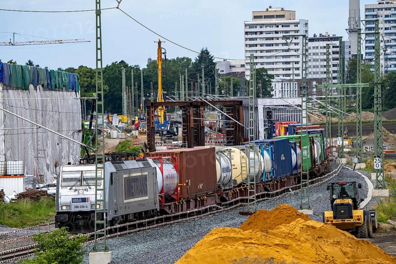 Reconstruction, extension of the Emmerich-Oberhausen railway line, three tracks, including 47 new or adapted bridges, here the new construction of railway bridges over the Lippe near Wesel, currently only 1 track in operation, goods train, the old bridges are replaced by new ones, extension of the Dutch Betuwe line from the port of Rotterdam, part of the European freight transport corridor Rotterdam-Genoa, 1300 KM long, Wesel, North Rhine-Westphalia, Germany