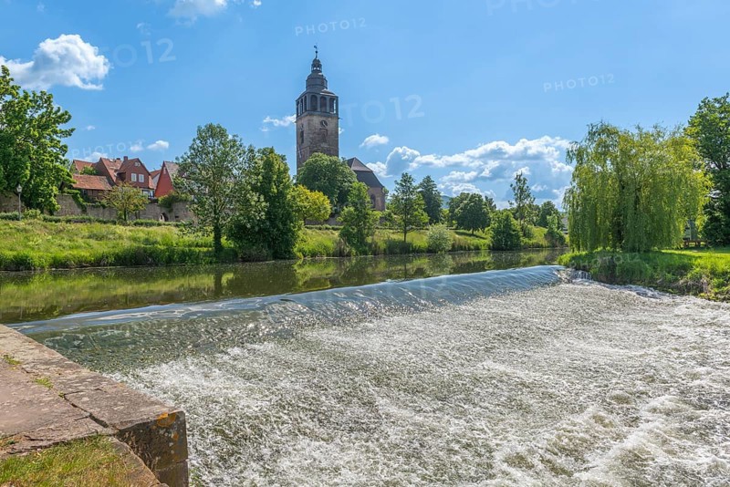St. Crucis Church, Bad Sooden, Allendorf, Allendorf district, church tower, tower clock, town wall, half-timbered houses, water reflection, river bank, weir, trees, weeping willow, blue sky, cumulus clouds, Werra-Meissner district, Hesse, Germany