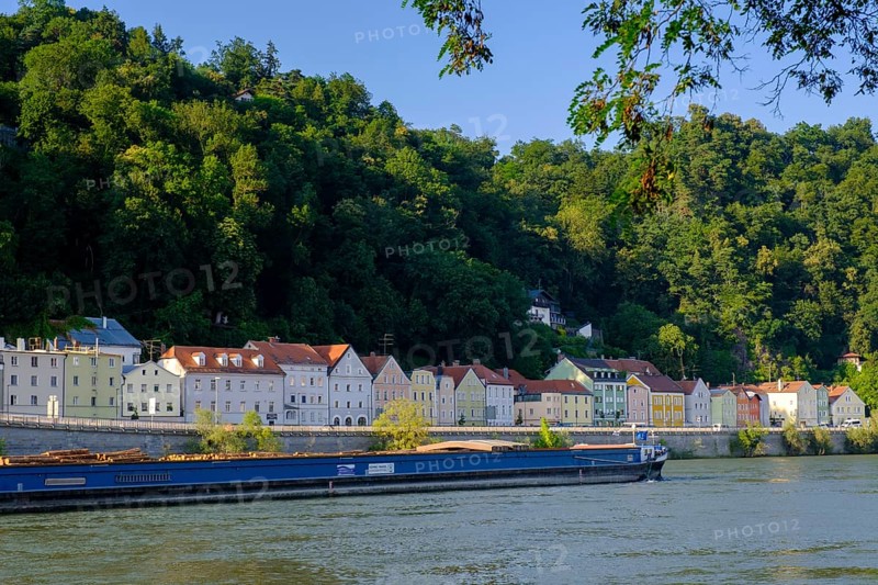 City view, row of houses on the Danube, Passau, Lower Bavaria, Bavaria, Germany